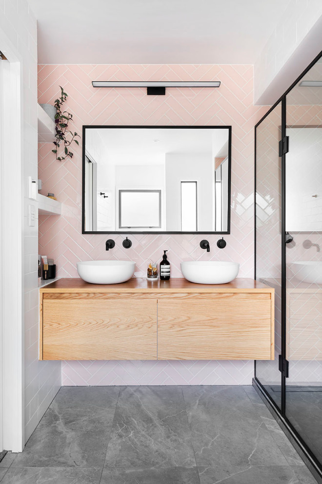 Idéer för ett modernt beige en-suite badrum, med beige skåp, en dusch i en alkov, rosa kakel, keramikplattor, vita väggar, cementgolv, ett avlångt handfat, träbänkskiva, grått golv och dusch med gångjärnsdörr