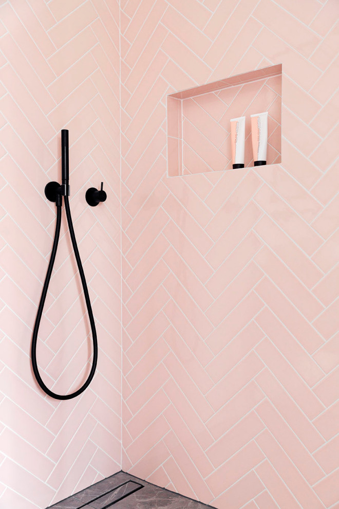 Inspiration för ett funkis beige beige en-suite badrum, med beige skåp, en dusch i en alkov, rosa kakel, keramikplattor, vita väggar, cementgolv, ett avlångt handfat, träbänkskiva, grått golv och dusch med gångjärnsdörr
