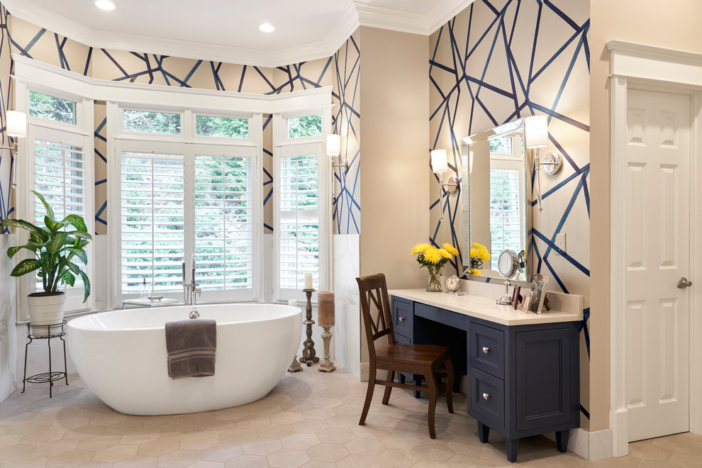 Foto på ett mycket stort vintage beige en-suite badrum, med blå skåp, ett fristående badkar, flerfärgade väggar, klinkergolv i keramik, bänkskiva i kvartsit, beiget golv och luckor med infälld panel