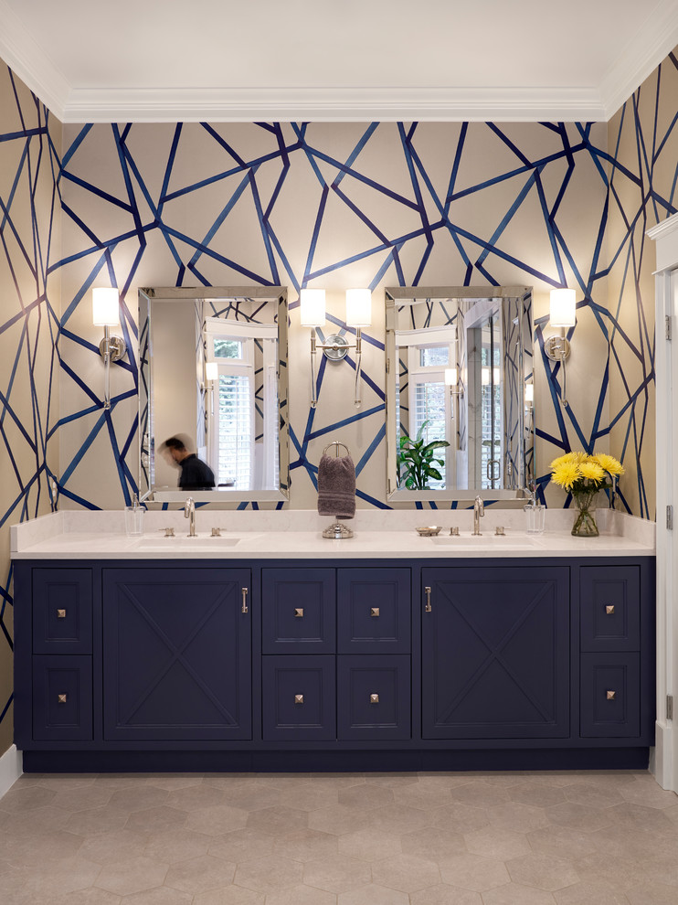 Großes Klassisches Badezimmer En Suite mit Schrankfronten im Shaker-Stil, blauen Schränken, Quarzit-Waschtisch und weißer Waschtischplatte in Nashville