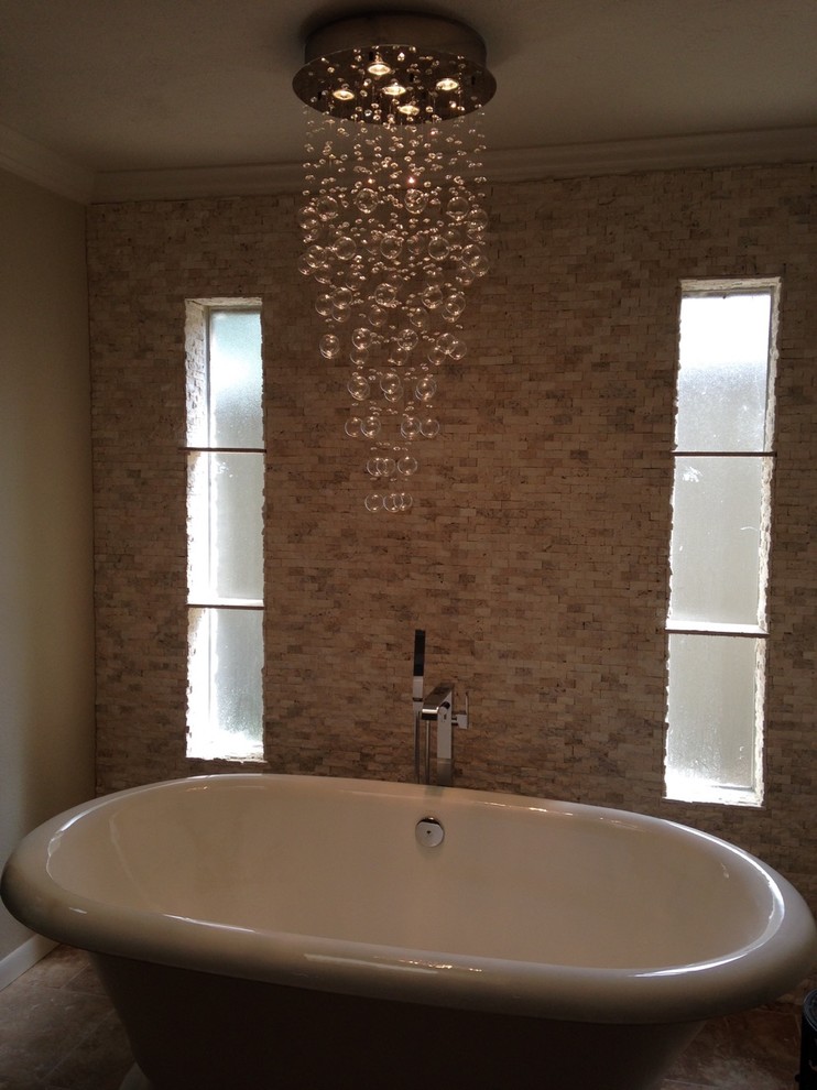 Exempel på ett stort klassiskt en-suite badrum, med luckor med upphöjd panel, beige skåp, ett fristående badkar, en dusch i en alkov, en toalettstol med hel cisternkåpa, vita väggar, laminatgolv, ett undermonterad handfat, granitbänkskiva, beiget golv och dusch med gångjärnsdörr