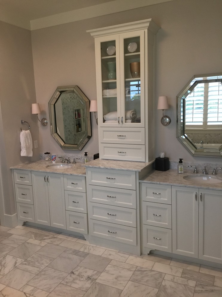 Esempio di una grande stanza da bagno padronale chic con lavabo sottopiano, ante in stile shaker, ante bianche, top in marmo e pavimento in travertino