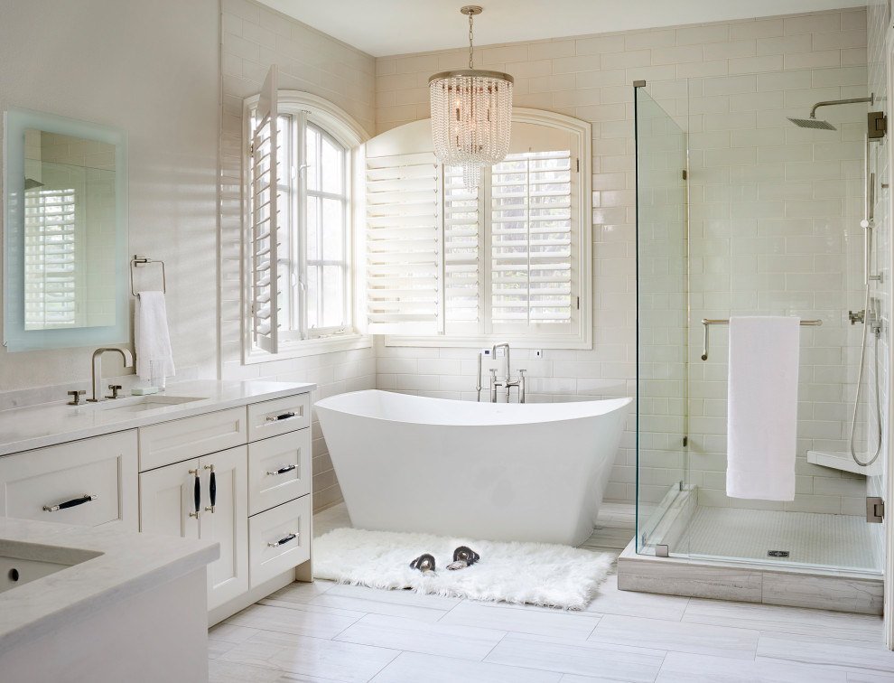 Bild på ett mellanstort vintage vit vitt en-suite badrum, med ett fristående badkar, en hörndusch, vit kakel, vita väggar, bänkskiva i kvarts, vitt golv och dusch med gångjärnsdörr