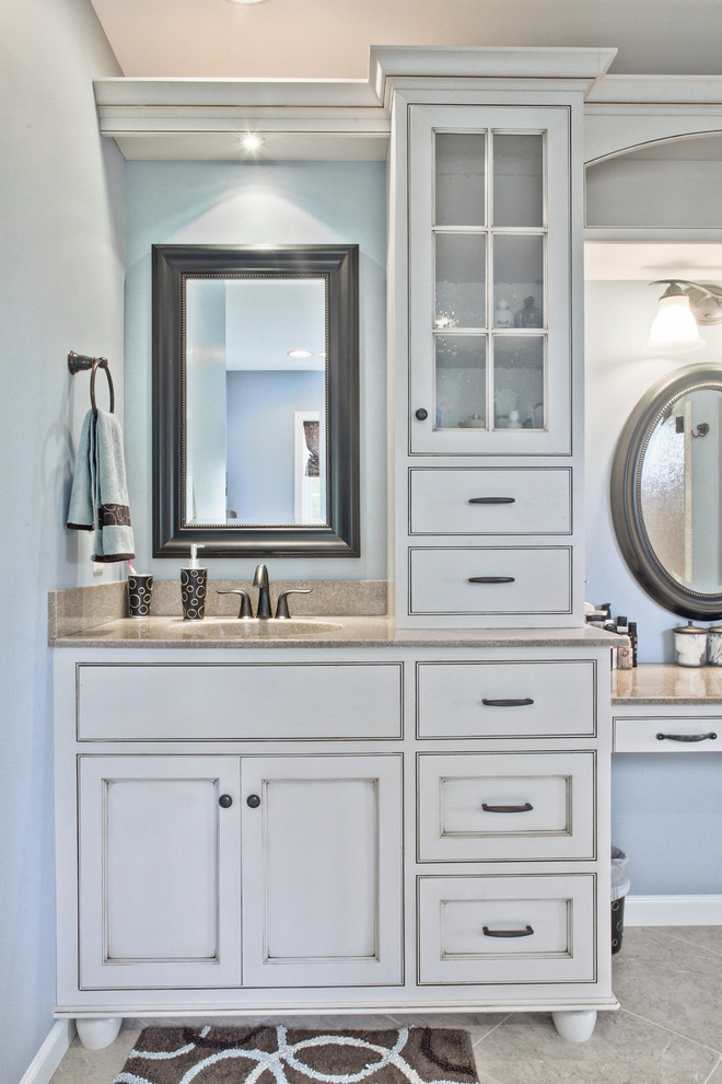 Idéer för mellanstora vintage en-suite badrum, med luckor med profilerade fronter, vita skåp, blå väggar, klinkergolv i keramik, ett integrerad handfat och granitbänkskiva