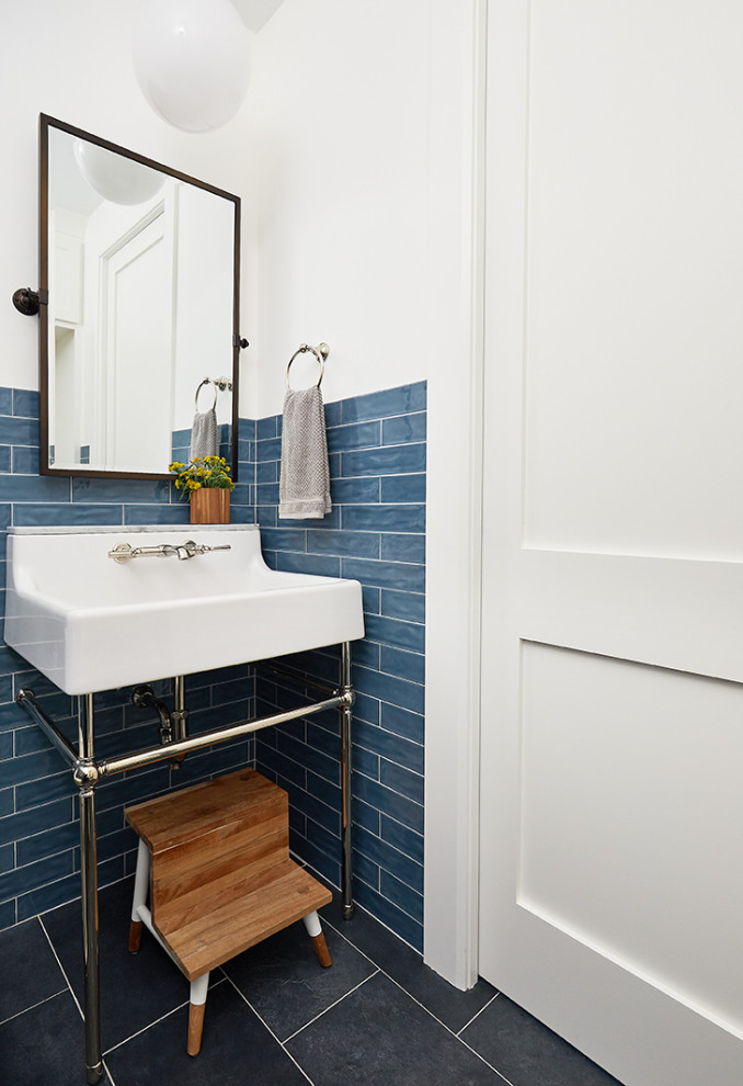 Idee per una stanza da bagno con doccia con ante bianche, piastrelle blu, piastrelle di vetro, pareti bianche, pavimento in gres porcellanato, pavimento nero, top bianco, un lavabo e mobile bagno freestanding