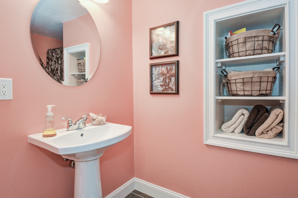 Cette photo montre une salle de bain chic avec une douche d'angle, un mur rose et un lavabo de ferme.
