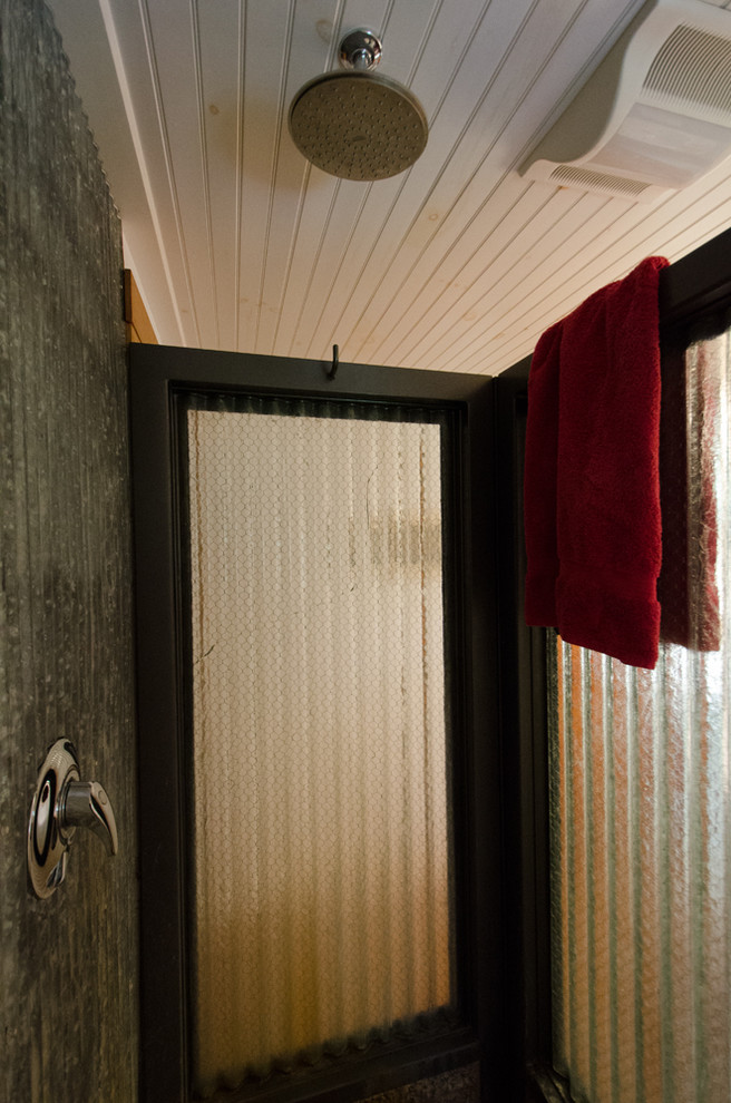Inredning av ett industriellt litet en-suite badrum, med en kantlös dusch och betonggolv