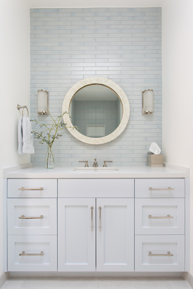 Foto di una stanza da bagno stile marinaro con ante in stile shaker, ante grigie, piastrelle blu, piastrelle di marmo, pavimento con piastrelle in ceramica, lavabo sottopiano, top in quarzite, pavimento beige e top bianco