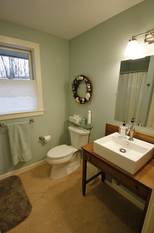 Свежая идея для дизайна: ванная комната в классическом стиле с фасадами островного типа и столешницей из дерева - отличное фото интерьера