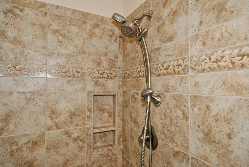 Immagine di una stanza da bagno padronale minimal di medie dimensioni con lavabo sottopiano, ante in stile shaker, ante bianche, vasca ad angolo, doccia ad angolo, piastrelle beige e pareti beige