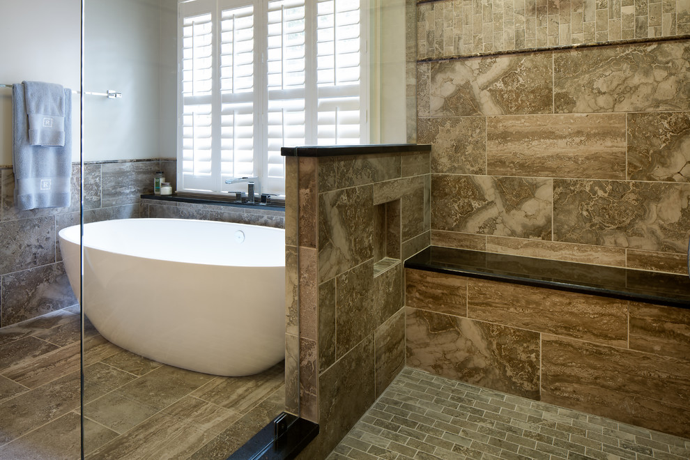 Пример оригинального дизайна: главная ванная комната среднего размера в стиле неоклассика (современная классика) с столешницей из гранита, отдельно стоящей ванной, душем без бортиков, коричневой плиткой, керамогранитной плиткой, серыми стенами и полом из керамогранита