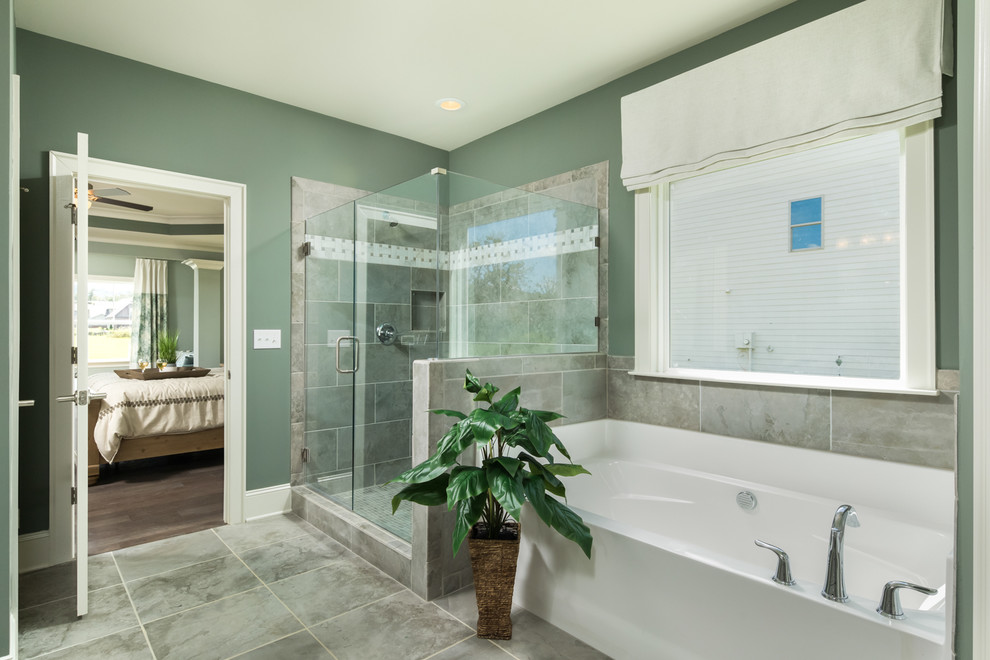 Inspiration för stora klassiska en-suite badrum, med luckor med infälld panel, grå skåp, ett platsbyggt badkar, våtrum, grå kakel, porslinskakel, ett undermonterad handfat, granitbänkskiva och dusch med gångjärnsdörr