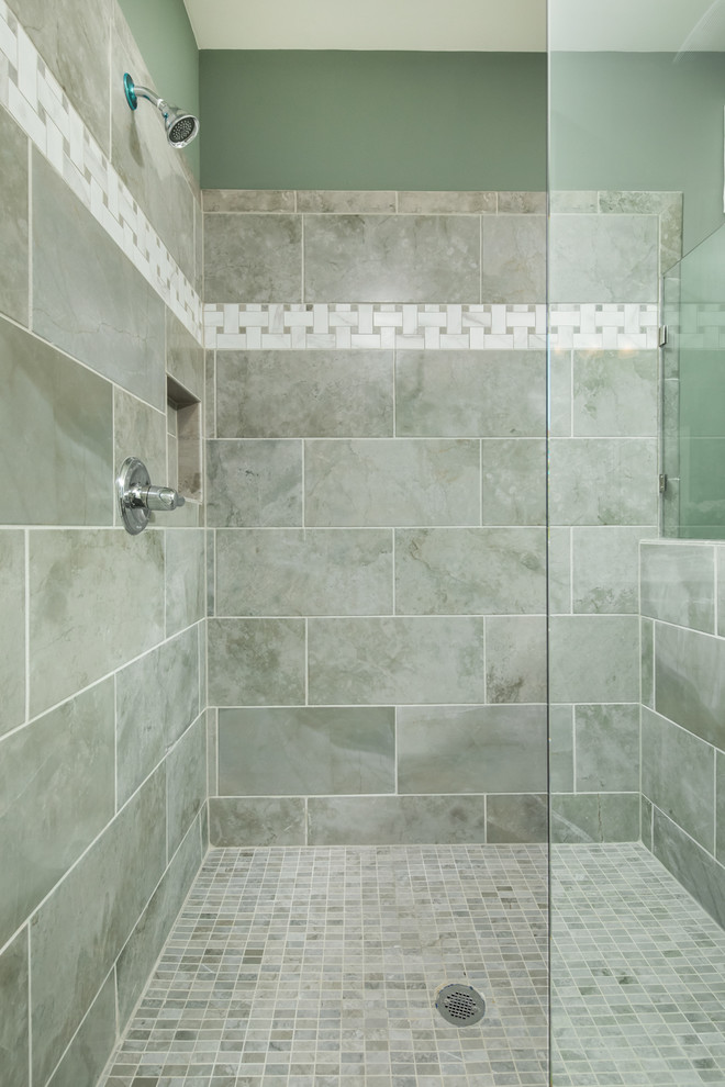 Inredning av ett klassiskt stort en-suite badrum, med luckor med infälld panel, grå skåp, ett platsbyggt badkar, våtrum, grå kakel, porslinskakel, ett undermonterad handfat, granitbänkskiva och dusch med gångjärnsdörr