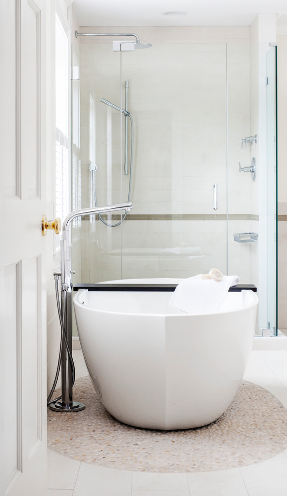 Foto di una stanza da bagno chic di medie dimensioni con vasca freestanding, doccia ad angolo, piastrelle beige e pareti bianche
