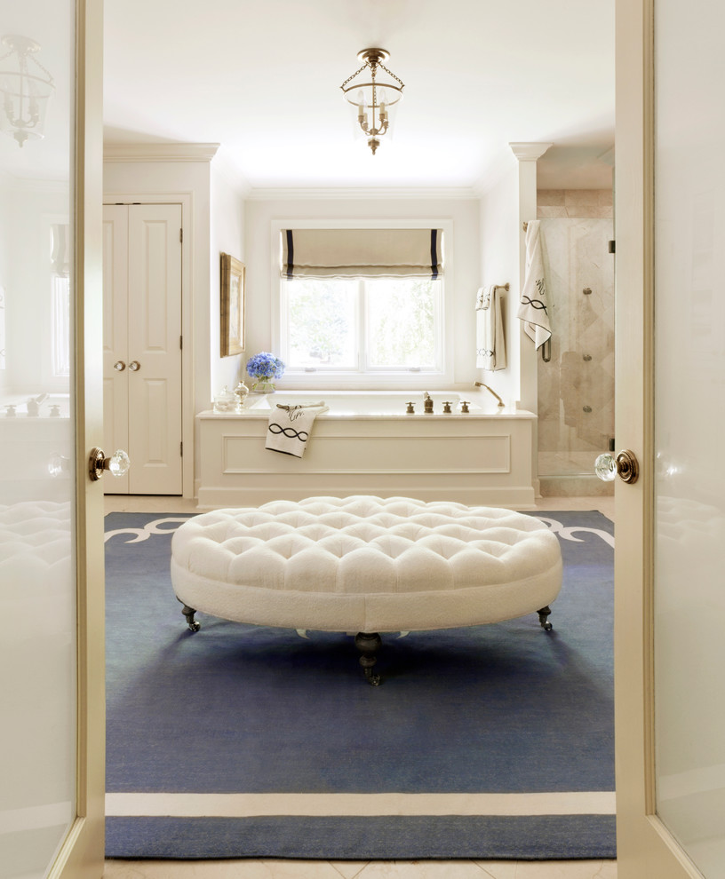 Diseño de cuarto de baño principal tradicional grande con paredes blancas, bañera encastrada sin remate y baldosas y/o azulejos beige