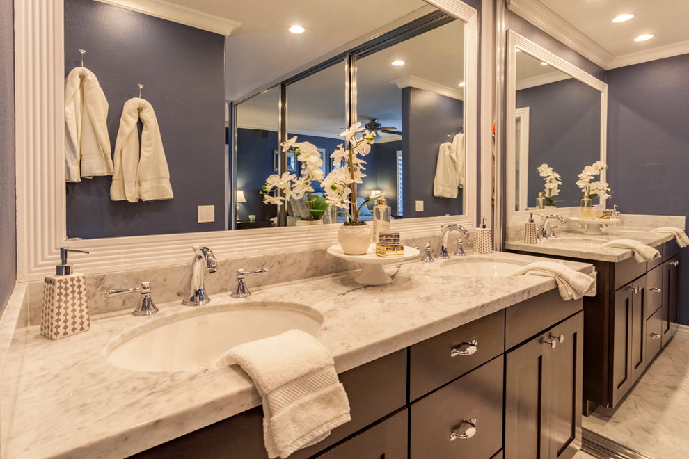 На фото: ванная комната среднего размера в морском стиле с фасадами в стиле шейкер, коричневыми фасадами, белой плиткой, терракотовой плиткой, синими стенами, мраморным полом, душевой кабиной, врезной раковиной и мраморной столешницей