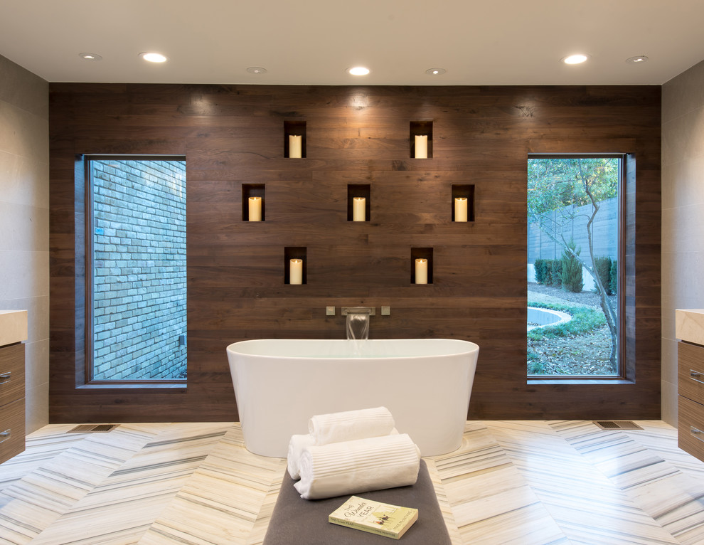 Стильный дизайн: огромная главная ванная комната в современном стиле с отдельно стоящей ванной, мраморным полом, коричневыми стенами и разноцветным полом - последний тренд