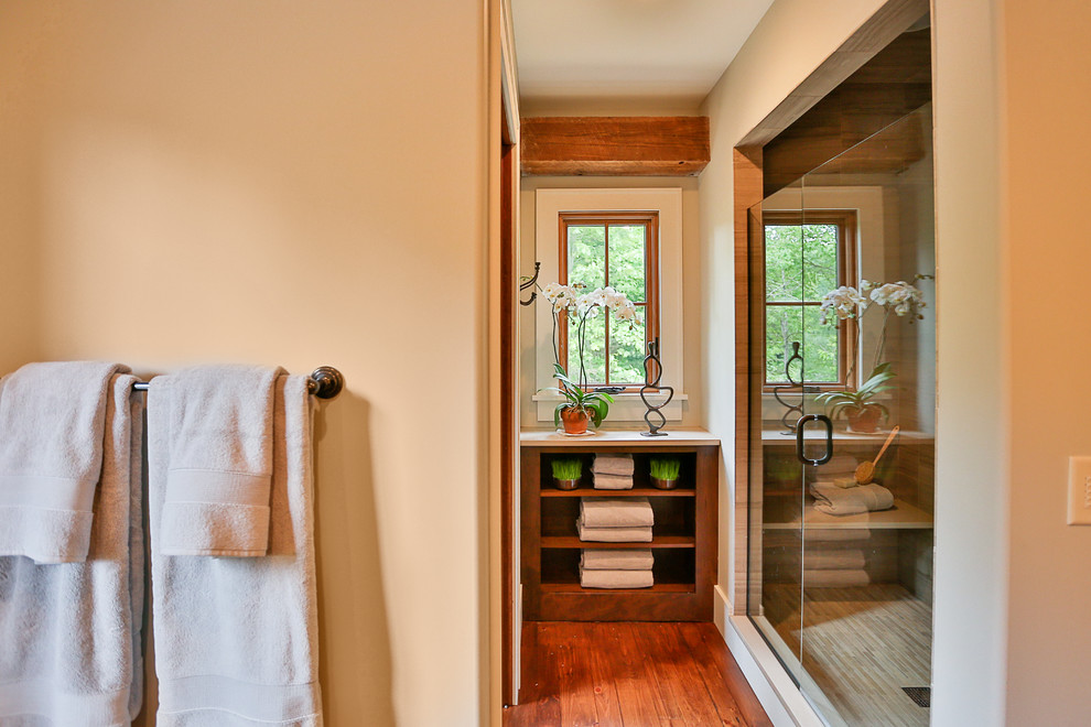 Inspiration för stora lantliga en-suite badrum, med luckor med infälld panel, skåp i mellenmörkt trä, en öppen dusch, beige kakel, beige väggar, mellanmörkt trägolv och ett undermonterad handfat