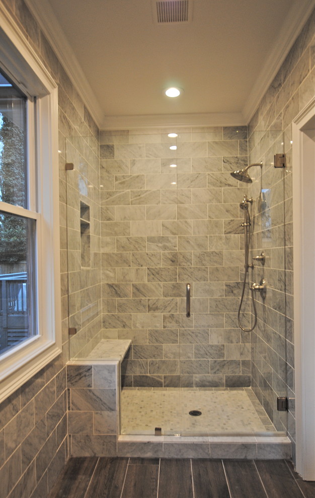 Idéer för ett mellanstort klassiskt en-suite badrum, med ett undermonterad handfat, luckor med upphöjd panel, vita skåp, marmorbänkskiva, ett fristående badkar, en öppen dusch, vit kakel, stenkakel, grå väggar och klinkergolv i porslin