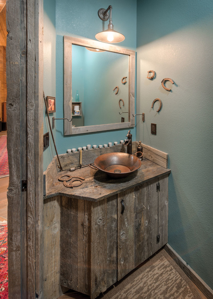 Idee per una stanza da bagno con doccia tradizionale di medie dimensioni con lavabo a bacinella, ante lisce, ante in legno scuro, top in legno, pareti blu e pavimento in legno massello medio