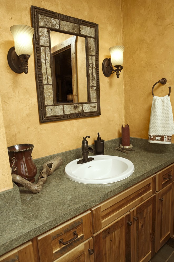 Источник вдохновения для домашнего уюта: ванная комната в стиле рустика с накладной раковиной, столешницей из ламината и фасадами в стиле шейкер