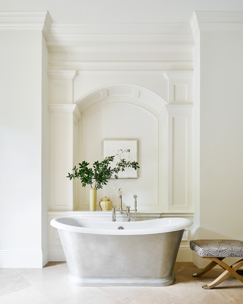 Inspiration för klassiska badrum, med ett fristående badkar, vita väggar och beiget golv