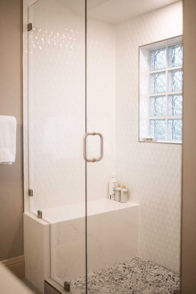 Источник вдохновения для домашнего уюта: маленькая ванная комната в современном стиле с фасадами в стиле шейкер, душем в нише, унитазом-моноблоком, белой плиткой, керамической плиткой, бежевыми стенами, полом из керамической плитки, душевой кабиной, столешницей из искусственного кварца, бежевым полом, душем с распашными дверями, белой столешницей, сиденьем для душа, тумбой под одну раковину, встроенной тумбой, накладной раковиной и бежевыми фасадами для на участке и в саду
