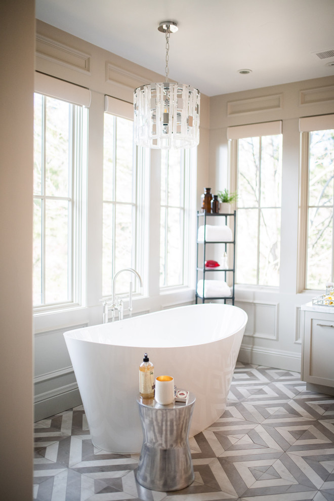 Immagine di una stanza da bagno padronale contemporanea di medie dimensioni con ante bianche, vasca freestanding, pareti beige, pavimento multicolore, top bianco, WC monopezzo e pavimento con piastrelle a mosaico
