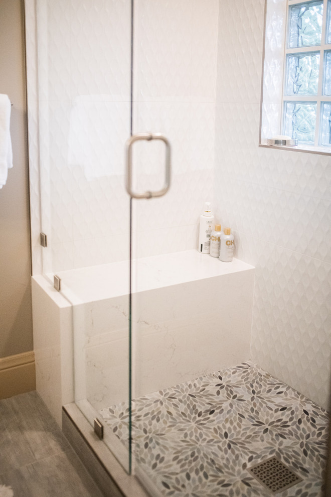 Стильный дизайн: маленькая ванная комната в современном стиле с фасадами в стиле шейкер, бежевыми фасадами, душем в нише, унитазом-моноблоком, белой плиткой, керамической плиткой, бежевыми стенами, полом из керамической плитки, душевой кабиной, врезной раковиной, столешницей из искусственного кварца, бежевым полом, душем с распашными дверями, белой столешницей, сиденьем для душа, тумбой под одну раковину и встроенной тумбой для на участке и в саду - последний тренд