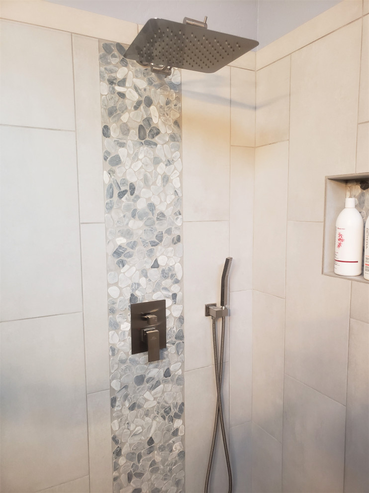 Bild på ett en-suite badrum, med en öppen dusch, keramikplattor, klinkergolv i småsten och med dusch som är öppen