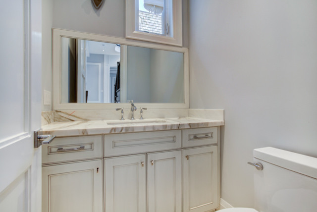 Diseño de cuarto de baño contemporáneo con lavabo bajoencimera y encimera de mármol