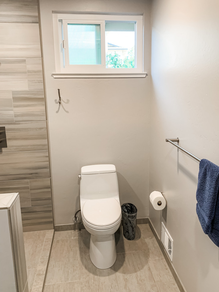 Idéer för att renovera ett litet funkis blå blått en-suite badrum, med skåp i shakerstil, vita skåp, en kantlös dusch, en toalettstol med hel cisternkåpa, grå kakel, porslinskakel, grå väggar, klinkergolv i porslin, ett undermonterad handfat, bänkskiva i kvarts och grått golv