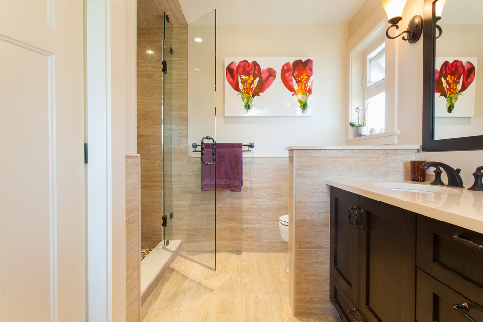 На фото: ванная комната в классическом стиле с врезной раковиной, фасадами в стиле шейкер, темными деревянными фасадами, душем в нише, бежевой плиткой и окном с