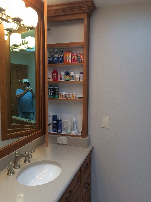 Exempel på ett litet modernt badrum med dusch, med luckor med lamellpanel, skåp i mellenmörkt trä, ett badkar i en alkov, en dusch/badkar-kombination, en toalettstol med separat cisternkåpa, beige kakel, keramikplattor, vita väggar, klinkergolv i porslin, ett undermonterad handfat och bänkskiva i akrylsten