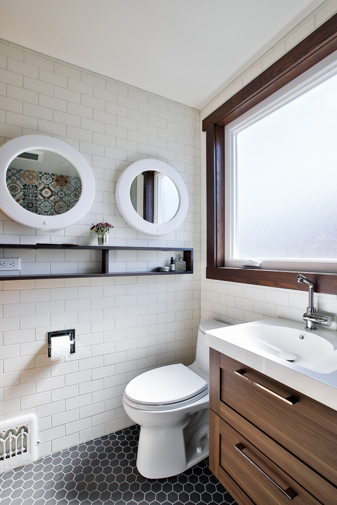 Foto di una stanza da bagno con doccia minimal con ante in stile shaker, ante in legno scuro, WC monopezzo, piastrelle bianche, piastrelle diamantate, pareti bianche, lavabo a consolle e pavimento nero