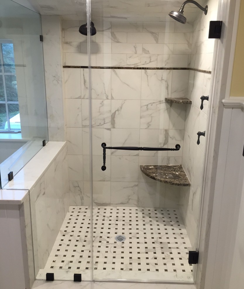 Ispirazione per una grande stanza da bagno padronale classica con piastrelle bianche, pareti bianche e pavimento in gres porcellanato