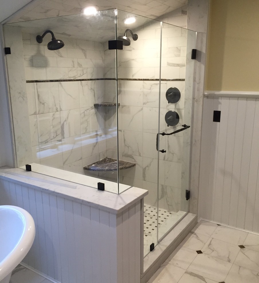 На фото: большая главная ванная комната в классическом стиле с белой плиткой, белыми стенами и полом из керамогранита