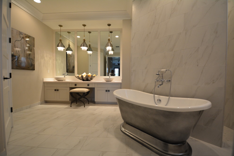 Idéer för ett modernt badrum, med luckor med infälld panel, vita skåp, ett fristående badkar, gul kakel, stenkakel, vita väggar, marmorgolv, ett fristående handfat och bänkskiva i akrylsten