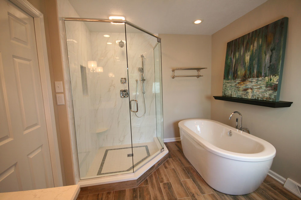 Exempel på ett mellanstort klassiskt vit vitt en-suite badrum, med släta luckor, skåp i mörkt trä, ett fristående badkar, en hörndusch, beige väggar, ett undermonterad handfat, bänkskiva i kvartsit, grå kakel, mosaik, laminatgolv, brunt golv och dusch med gångjärnsdörr