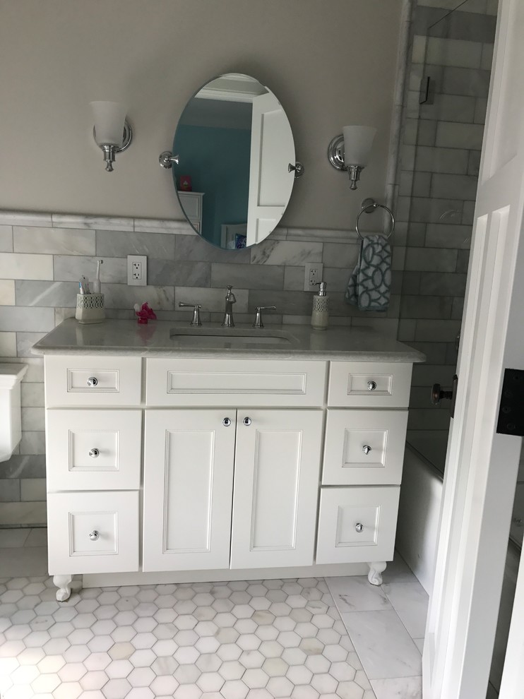 Mittelgroßes Klassisches Duschbad mit profilierten Schrankfronten, braunen Schränken, Toilette mit Aufsatzspülkasten, gelber Wandfarbe, Keramikboden, Unterbauwaschbecken und Quarzit-Waschtisch in New York