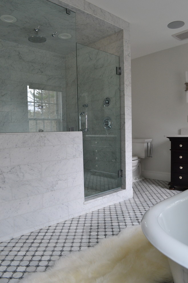 Пример оригинального дизайна: большая главная ванная комната с фасадами островного типа, искусственно-состаренными фасадами, ванной на ножках, душем в нише, унитазом-моноблоком, черно-белой плиткой, мраморной плиткой, белыми стенами, мраморным полом, накладной раковиной и столешницей из искусственного кварца