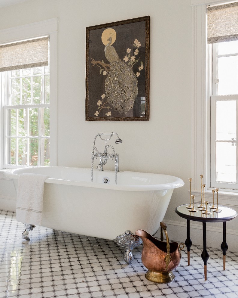 Inredning av ett klassiskt stort en-suite badrum, med ett badkar med tassar, vita väggar, svarta skåp, svart och vit kakel, marmorkakel och bänkskiva i kvarts