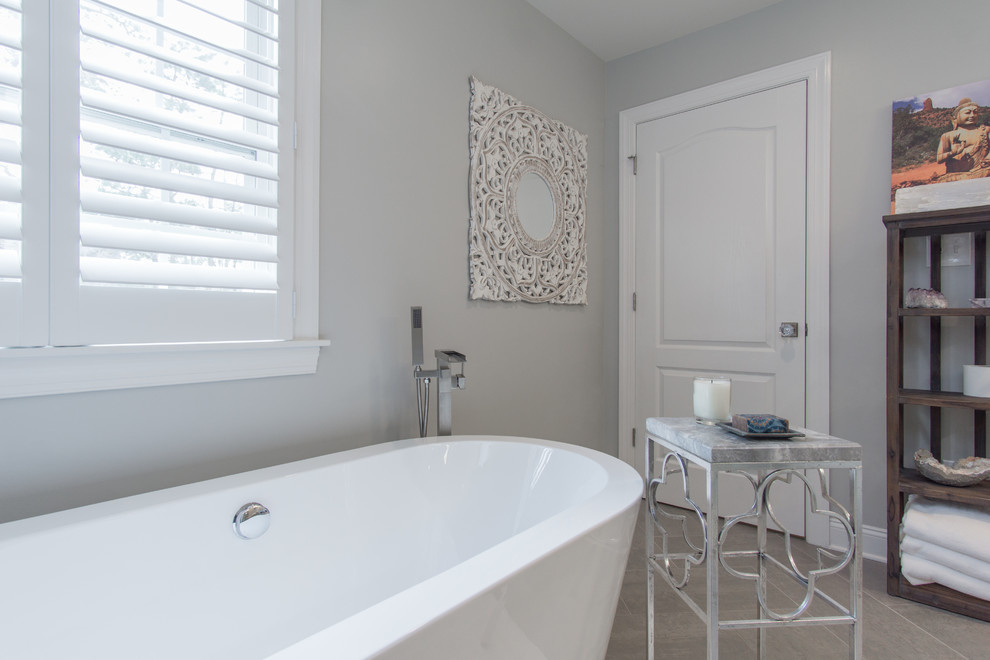 Стильный дизайн: главная ванная комната среднего размера в современном стиле с фасадами в стиле шейкер, белыми фасадами, отдельно стоящей ванной, открытым душем, раздельным унитазом, белой плиткой, керамогранитной плиткой, серыми стенами, полом из керамогранита, врезной раковиной, столешницей из гранита, серым полом, душем с распашными дверями и серой столешницей - последний тренд