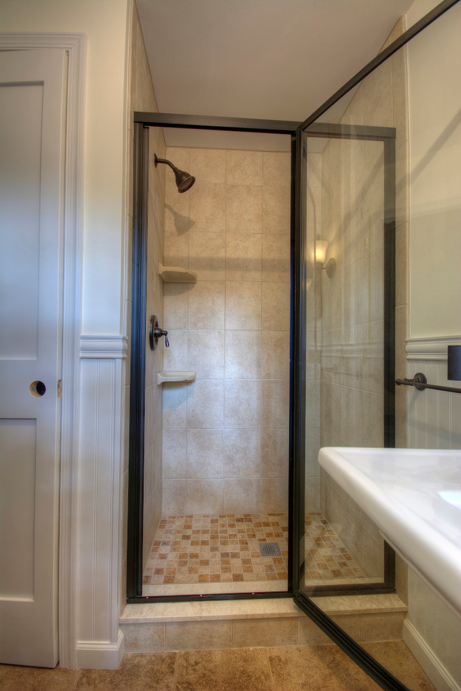 Esempio di una stanza da bagno con doccia rustica di medie dimensioni con doccia alcova, piastrelle beige, piastrelle in pietra, pareti bianche, pavimento in ardesia e lavabo a colonna