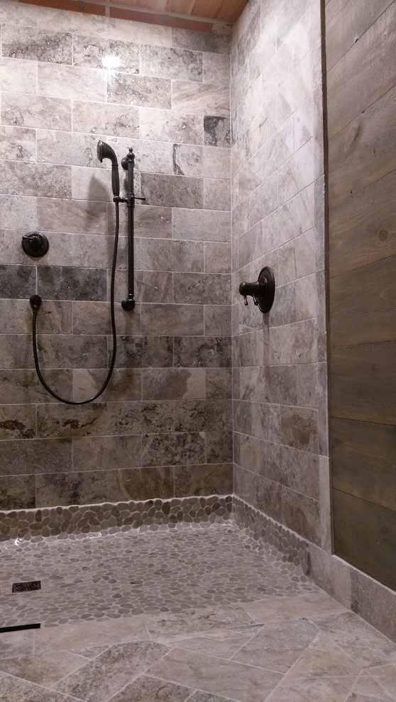 Пример оригинального дизайна: ванная комната в стиле рустика с душем без бортиков, каменной плиткой и полом из травертина