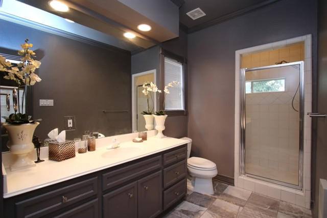 Foto de cuarto de baño minimalista con armarios con paneles empotrados, puertas de armario grises, paredes grises, suelo de baldosas de cerámica, aseo y ducha, lavabo integrado y encimera de cuarzo compacto