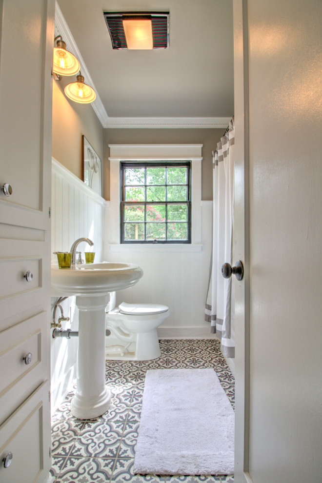Exemple d'une salle de bain nature avec une baignoire en alcôve, un combiné douche/baignoire, un mur gris, un lavabo de ferme, un sol multicolore, une cabine de douche avec un rideau, meuble simple vasque et boiseries.