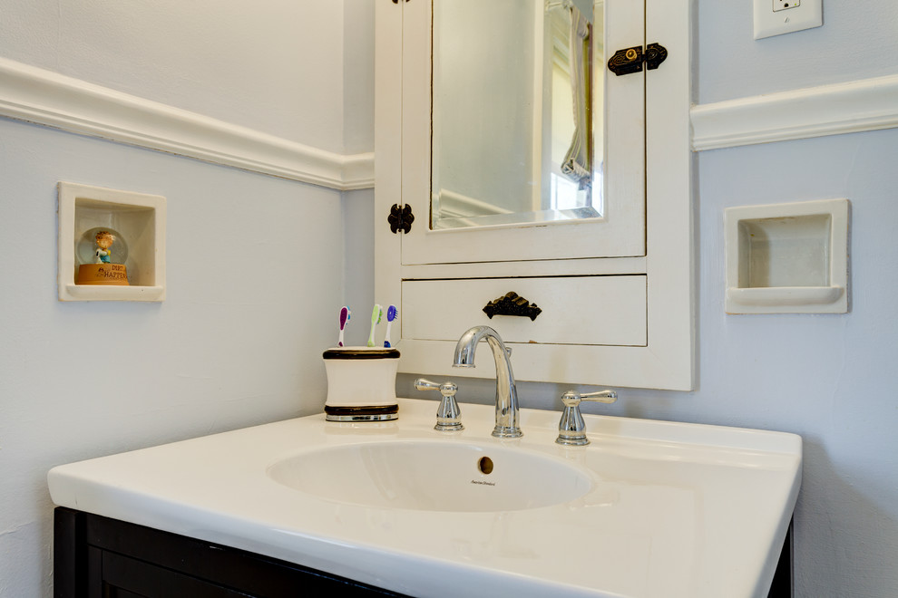 Inredning av ett eklektiskt litet badrum med dusch, med ett integrerad handfat, skåp i shakerstil, skåp i mörkt trä, kaklad bänkskiva, en öppen dusch, en toalettstol med separat cisternkåpa, vit kakel, keramikplattor, blå väggar och klinkergolv i keramik