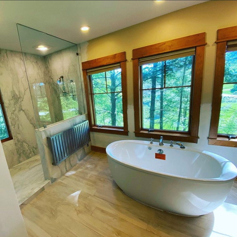Medium sized traditional ensuite bathroom in Cleveland with a freestanding bath, an alcove shower, a two-piece toilet, porcelain tiles, porcelain flooring, beige floors, an open shower and a wall niche.
