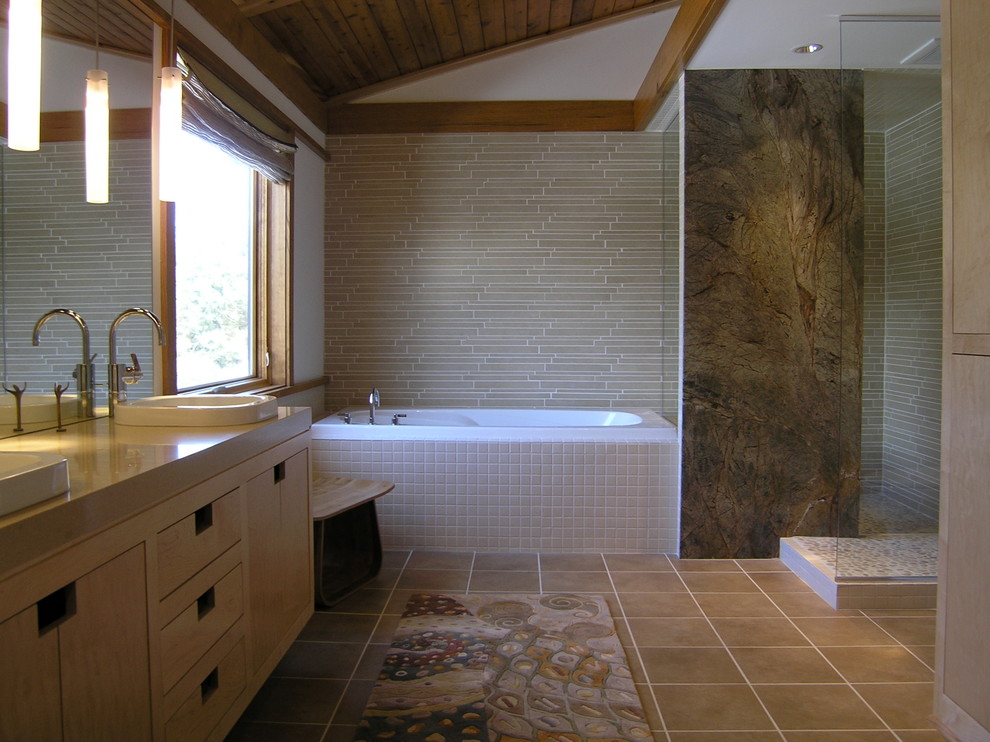 Modelo de cuarto de baño principal actual grande con lavabo encastrado, armarios con paneles lisos, puertas de armario de madera clara, bañera encastrada, ducha abierta, baldosas y/o azulejos beige y paredes beige